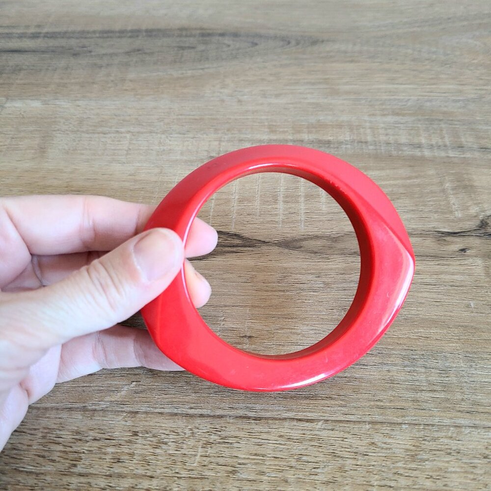 Red plastic bangle. - Picture 3 of 5